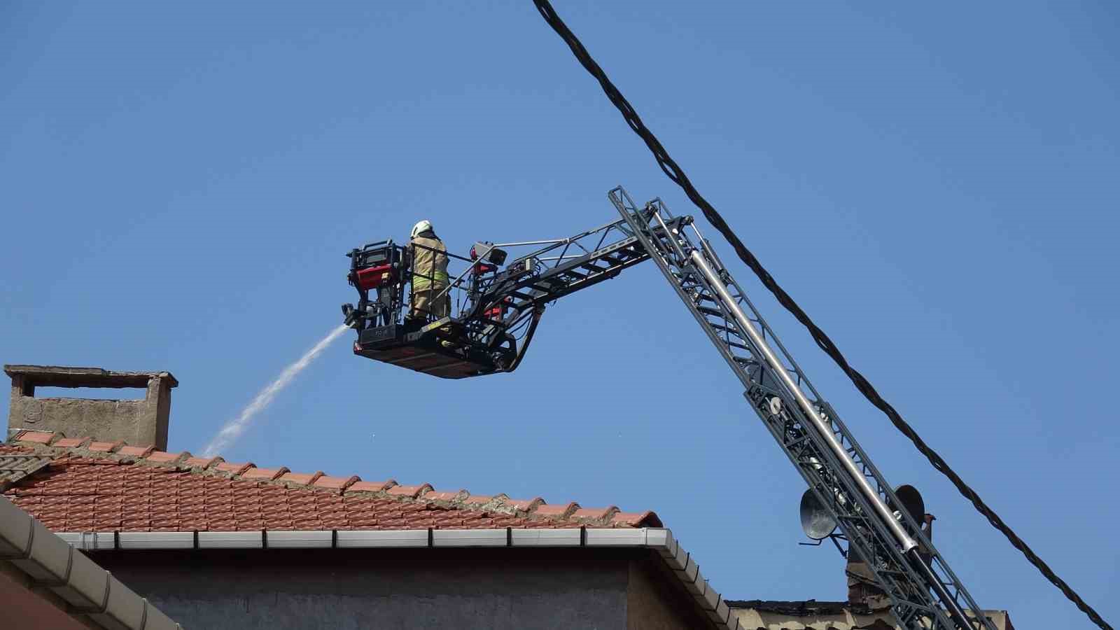 Pendik’te çatı katında çıkan yangın paniğe neden oldu: 1 hafif yaralı