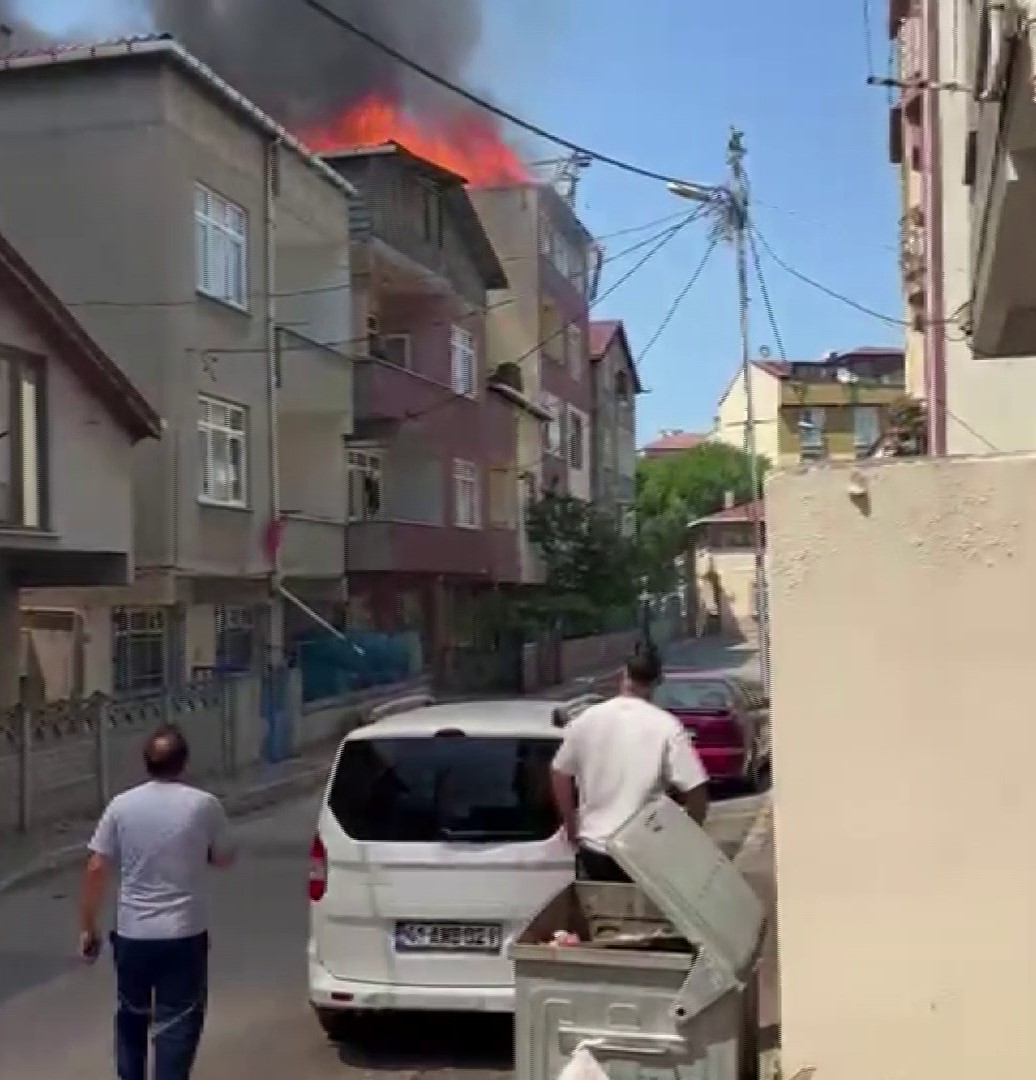 Pendik’te çatı katında çıkan yangın paniğe neden oldu: 1 hafif yaralı