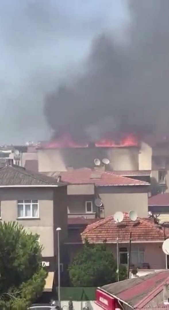 Pendik’te çatı katında çıkan yangın paniğe neden oldu: 1 hafif yaralı