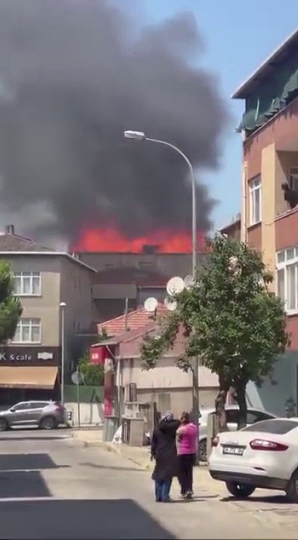 Pendik’te çatı katında çıkan yangın paniğe neden oldu: 1 hafif yaralı