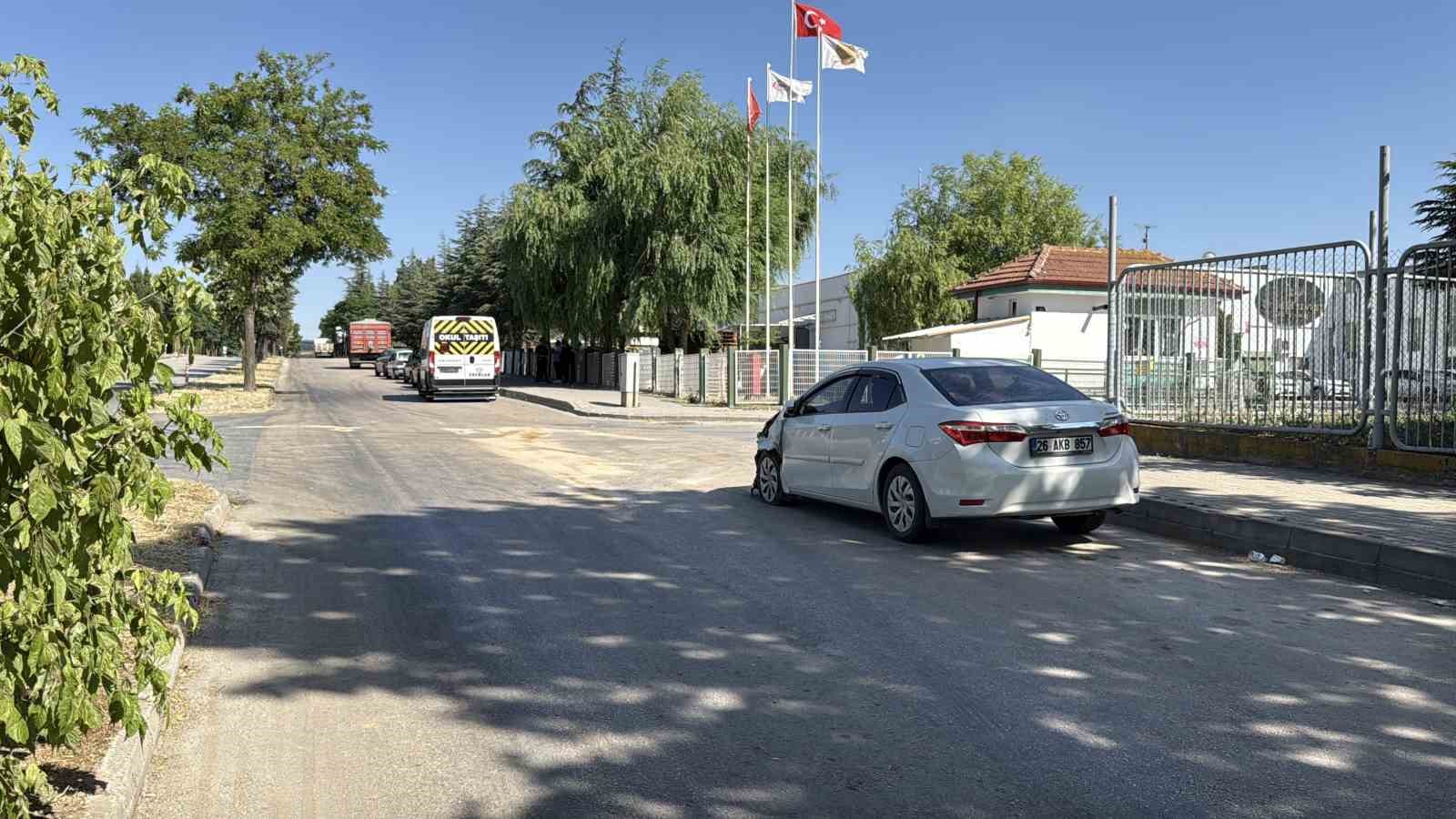 Eskişehir’de işçi servisi ile otomobil çarpıştı: 11 yaralı