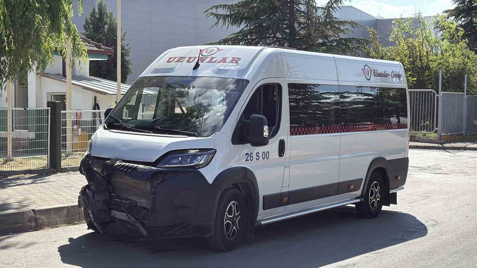 Eskişehir’de işçi servisi ile otomobil çarpıştı: 11 yaralı