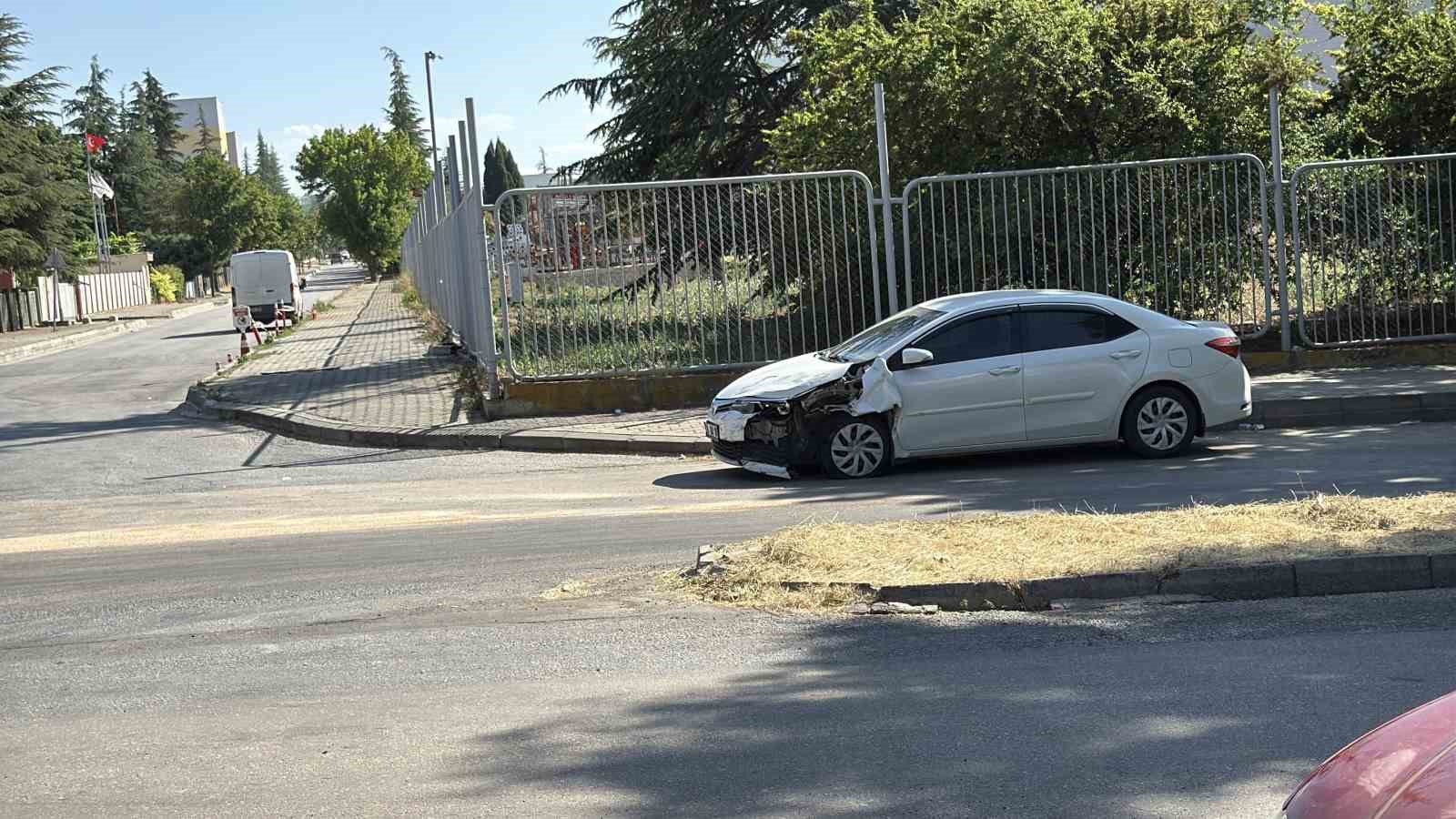 Eskişehir’de işçi servisi ile otomobil çarpıştı: 11 yaralı