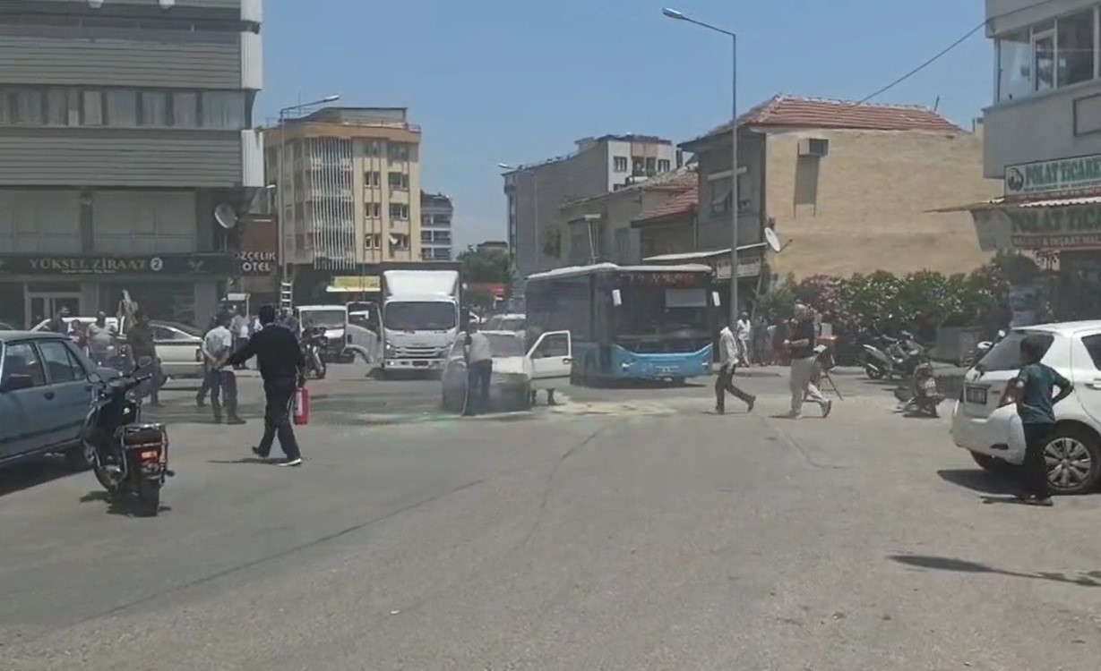 Manisa’da seyir halindeki otomobil alev aldı