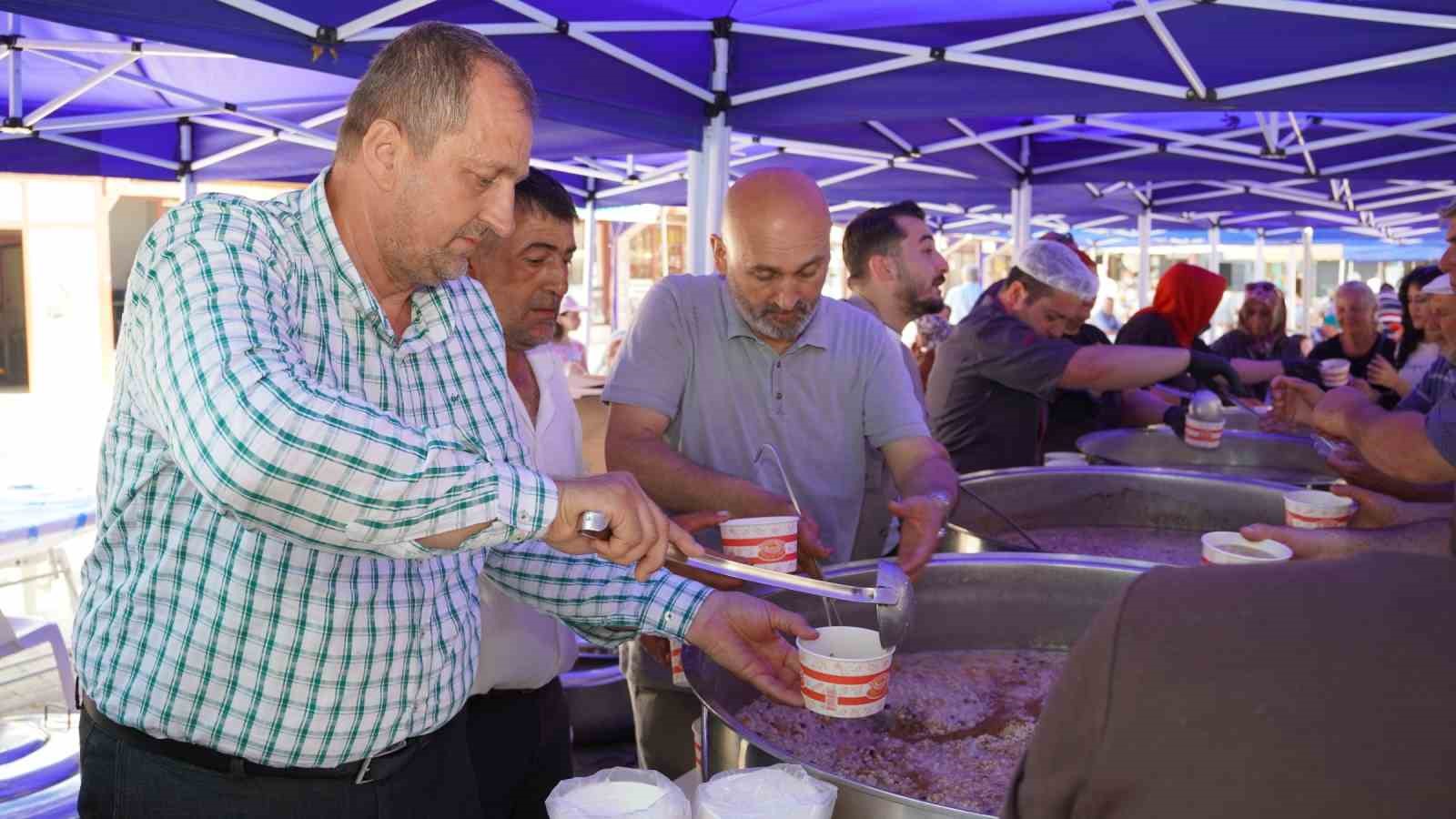 İznik’te 5 bir kişilik aşure ikramı