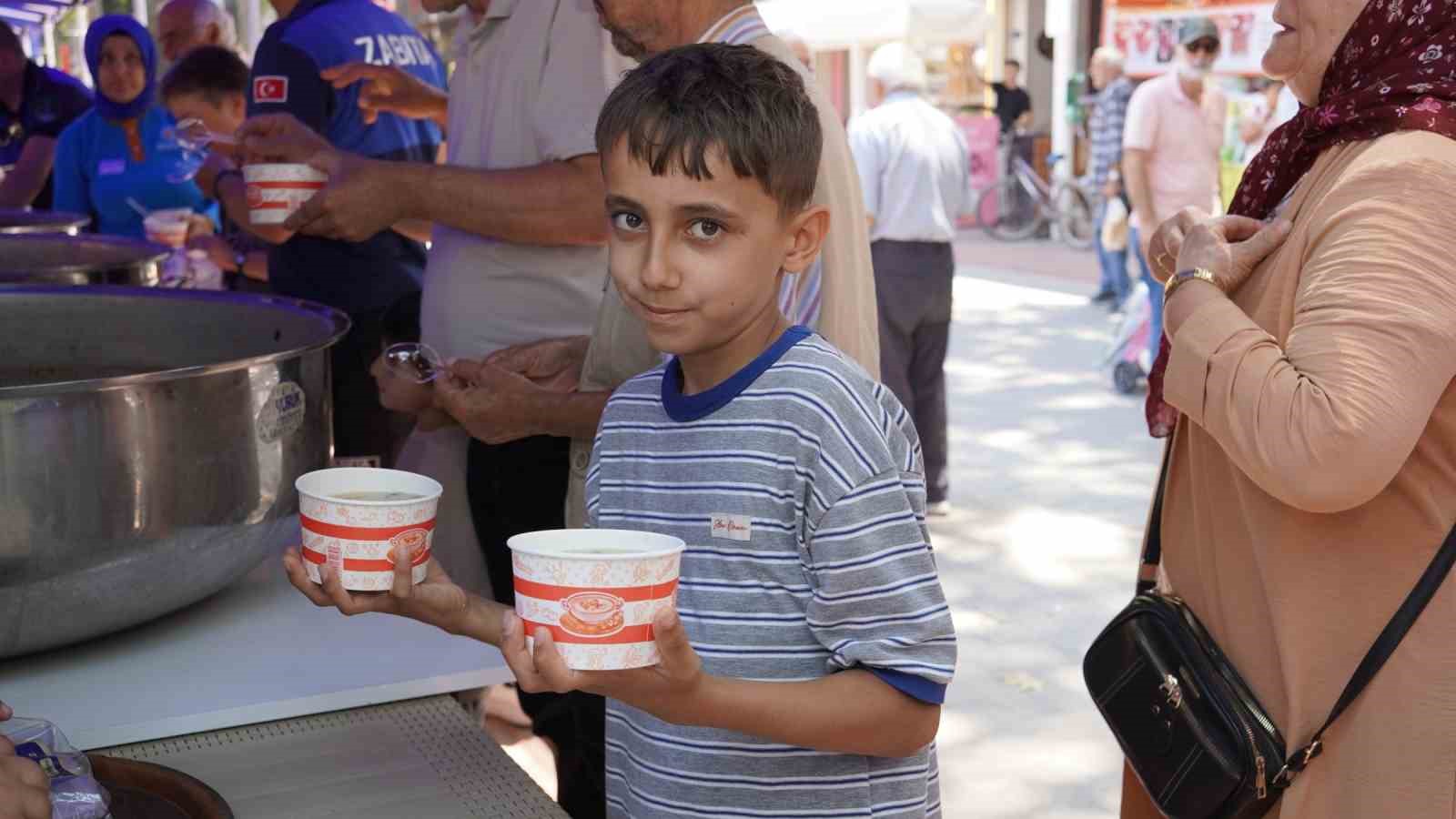 İznik’te 5 bir kişilik aşure ikramı