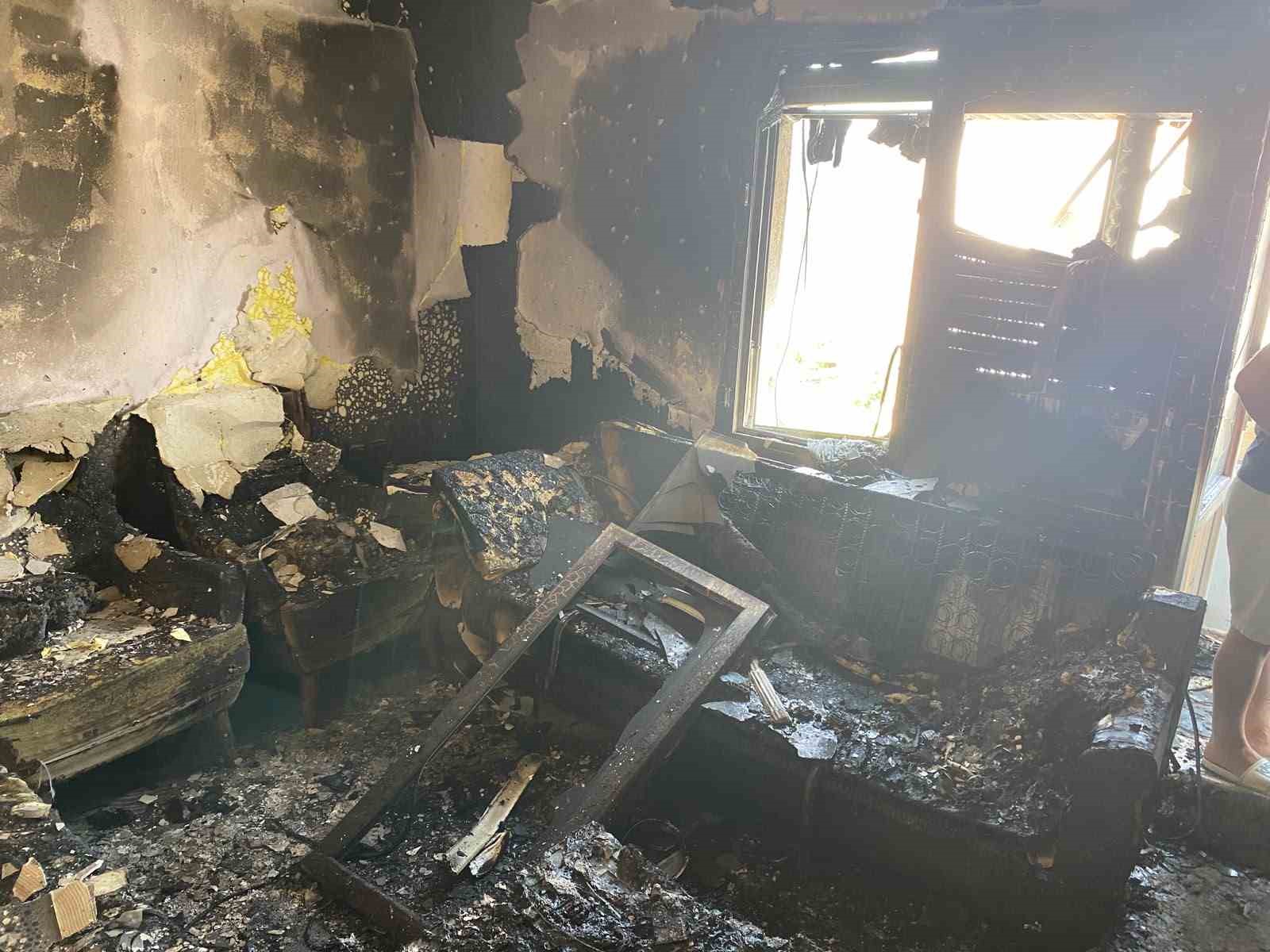 Manisa’da korkutan yangın: Ev kullanılamaz hale geldi