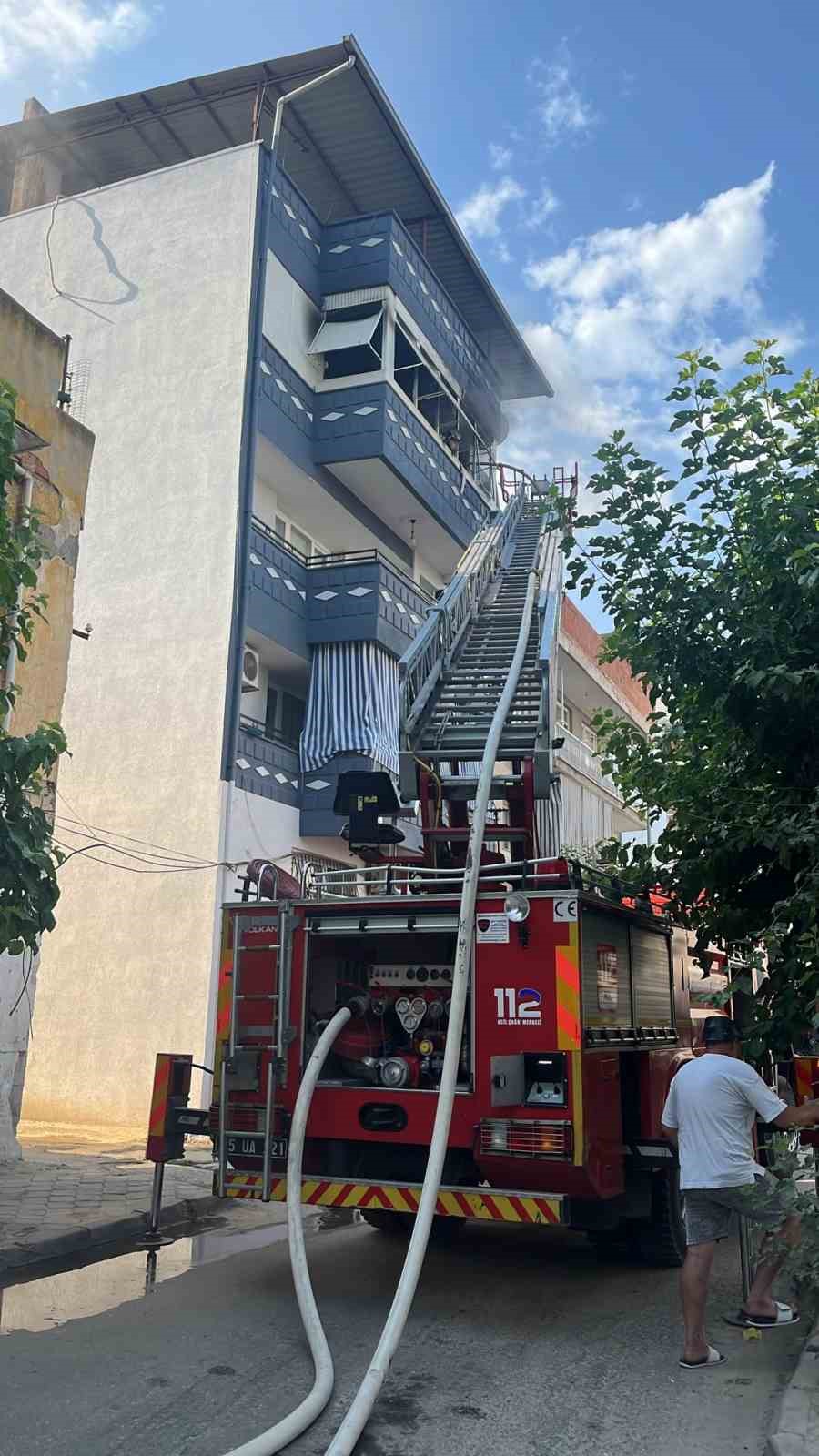 Manisa’da korkutan yangın: Ev kullanılamaz hale geldi