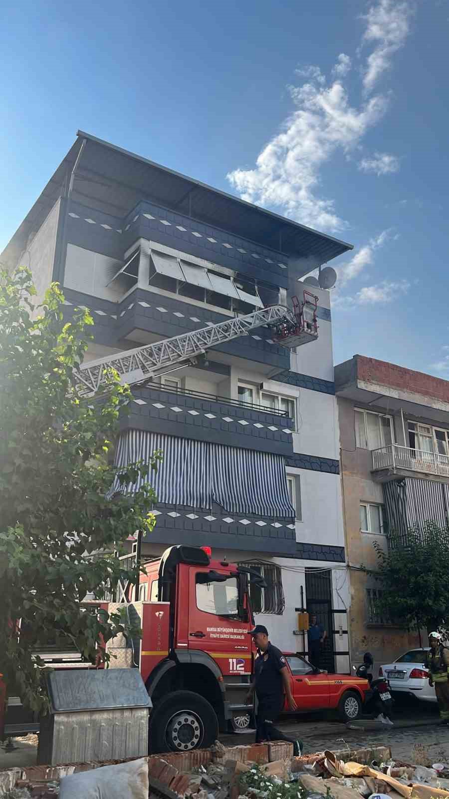 Manisa’da korkutan yangın: Ev kullanılamaz hale geldi