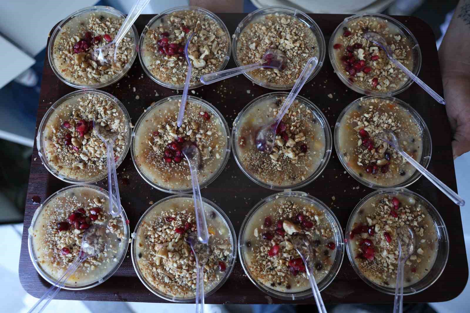 Başkan Gençay’dan 8 bin kişilik aşure ikramı