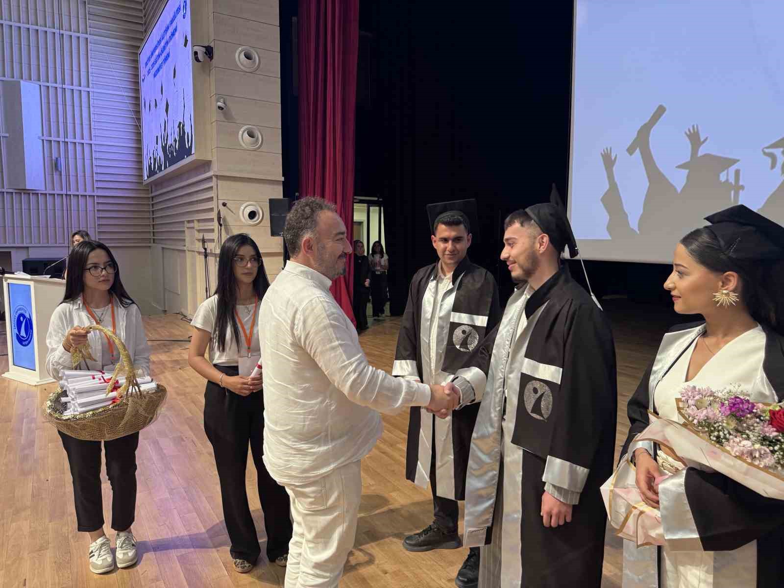 ERÜ İletişim Fakültesi 20. dönem mezunlarını verdi