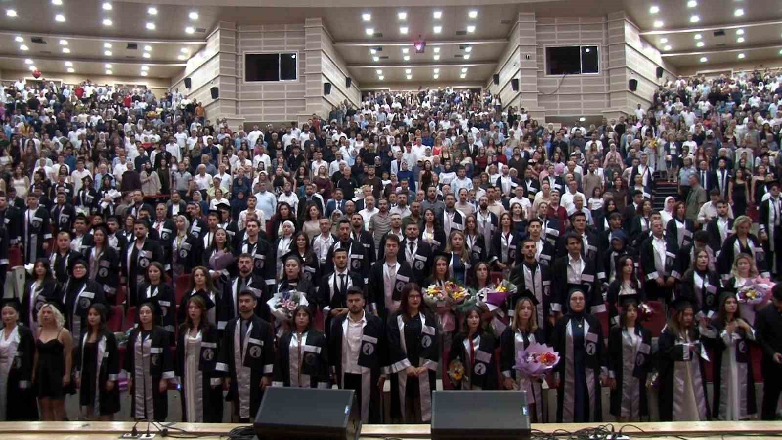 ERÜ İletişim Fakültesi 20. dönem mezunlarını verdi