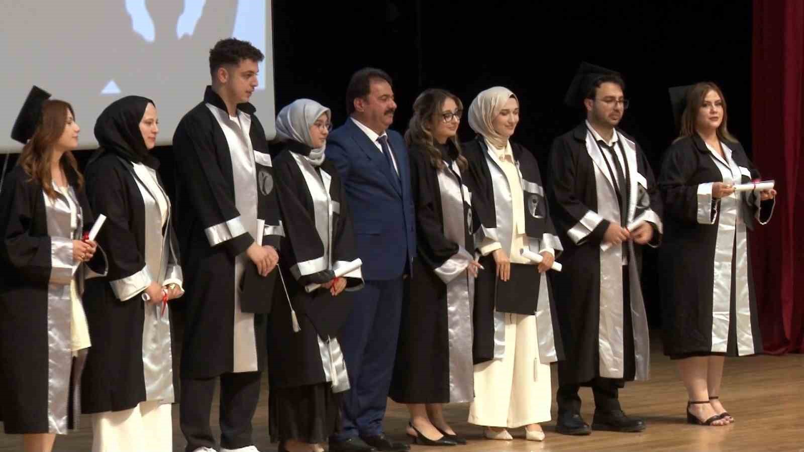 Bursa İl Emniyet Müdürü Gökce kızına diplomasını elleriyle verdi