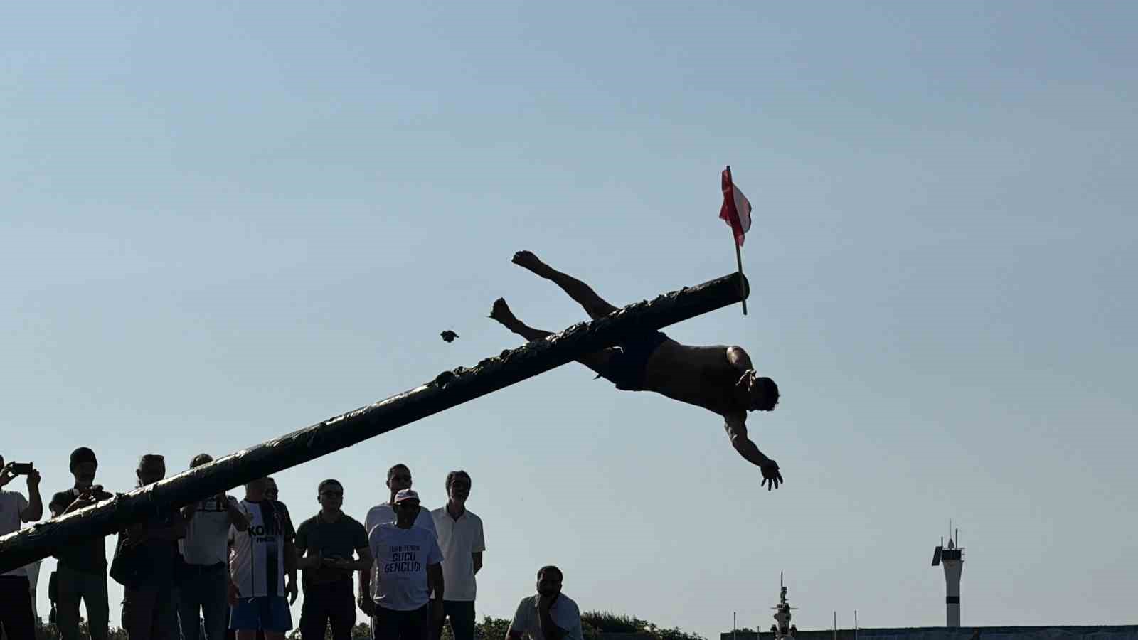 Denizcilik ve Kabotaj Bayramı’nda denizde açılan dev bayrak alkış aldı