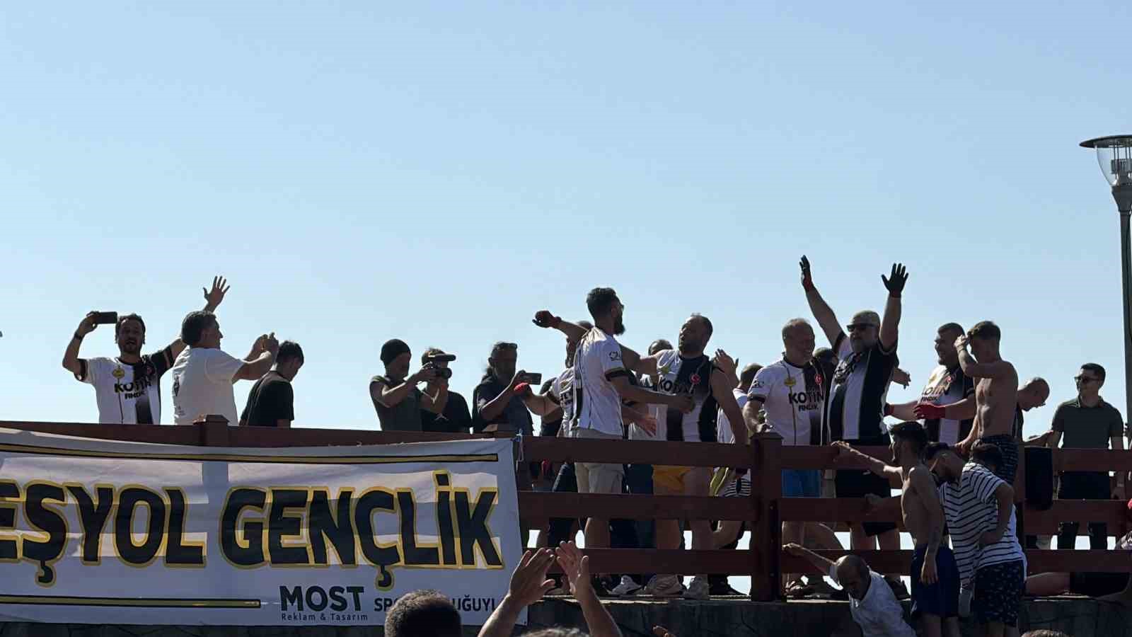 Denizcilik ve Kabotaj Bayramı’nda denizde açılan dev bayrak alkış aldı