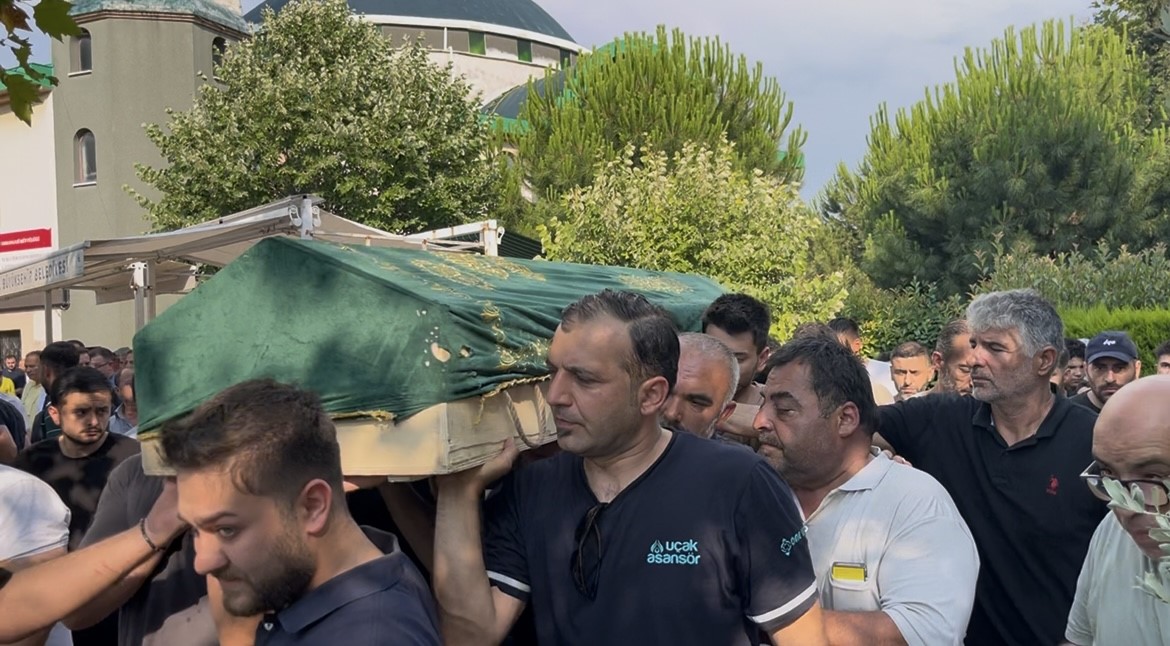 Kazazedelere yardım etmek isterken akıma kapılarak ölen genç toprağa verildi