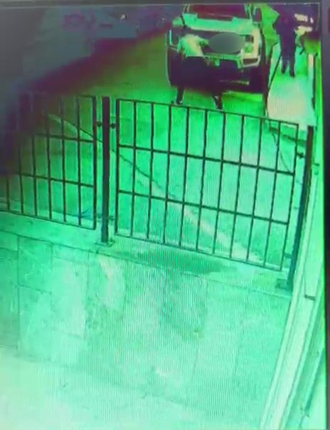 Kasklı saldırgan kovaladığı şahsı bacağından vurup kaçtı