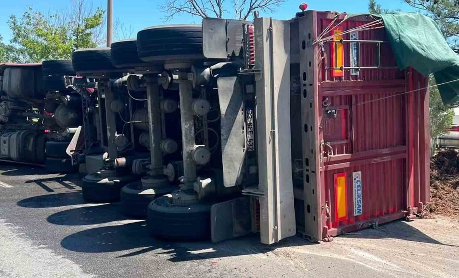 Kırıkkale’de tır devrildi: 1 yaralı