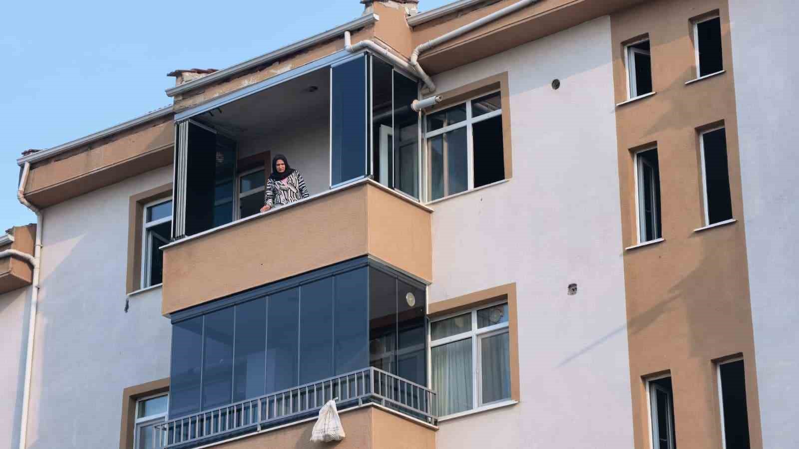 Yangında duygulandıran kurtarma: Anne kedi ve 2 yavrusu hayata döndürüldü