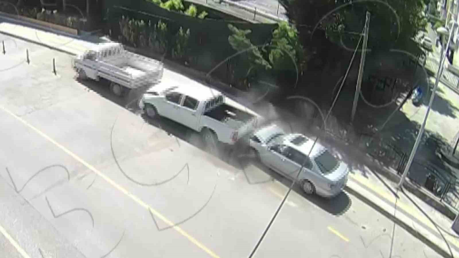 Amasya’da otomobilin park halindeki araçlara çarptığı kaza kamerada