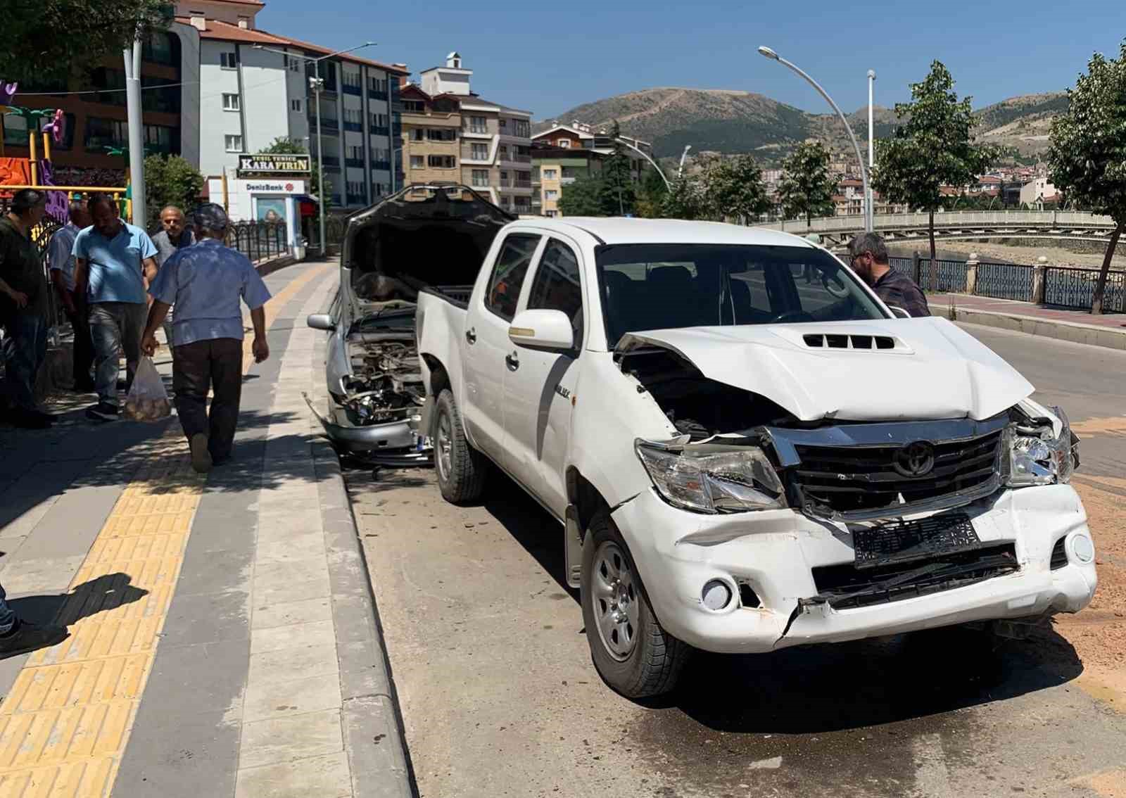Amasya’da otomobilin park halindeki araçlara çarptığı kaza kamerada
