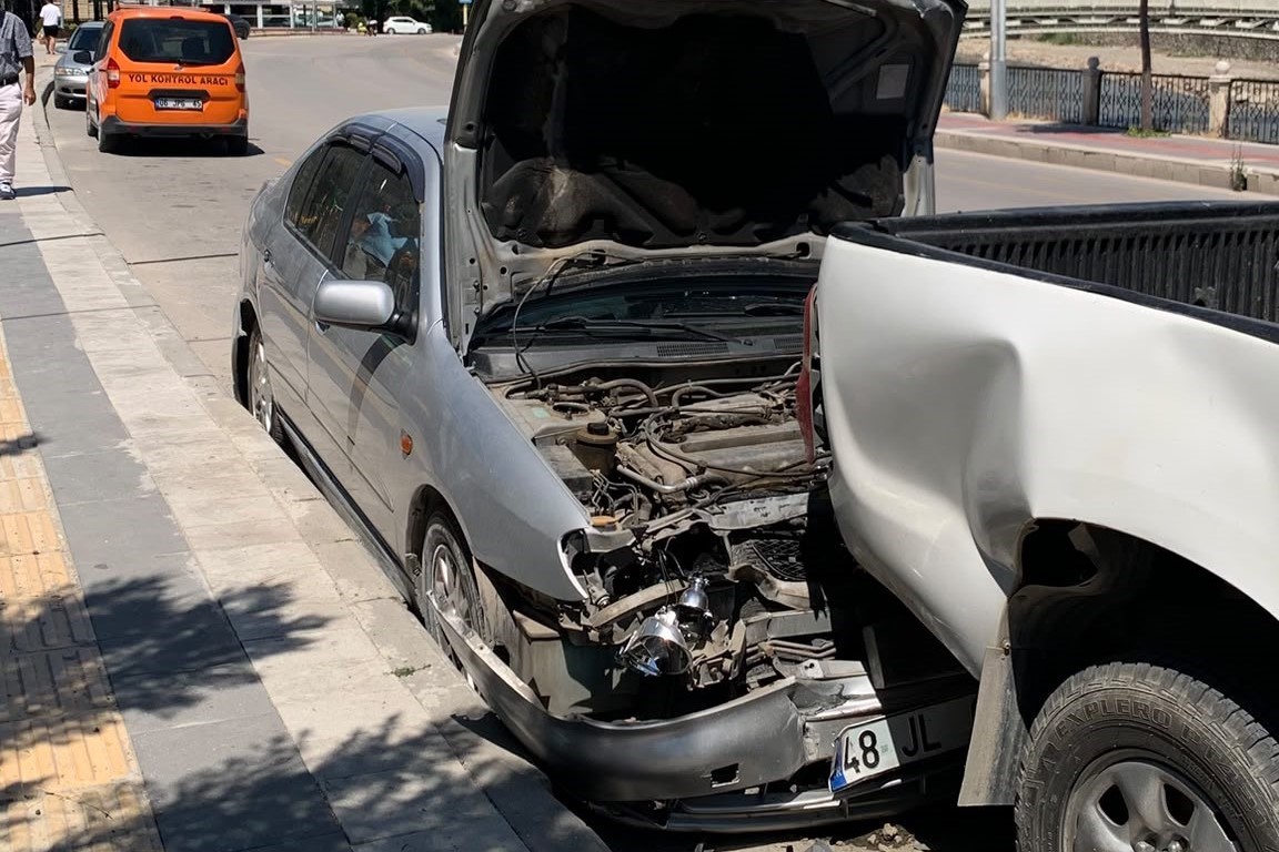 Amasya’da otomobilin park halindeki araçlara çarptığı kaza kamerada