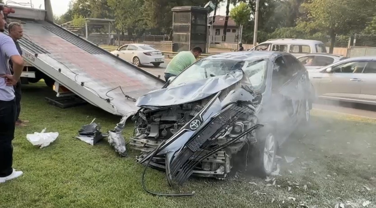 Takla atan araçtan burunları kanamadan çıktılar