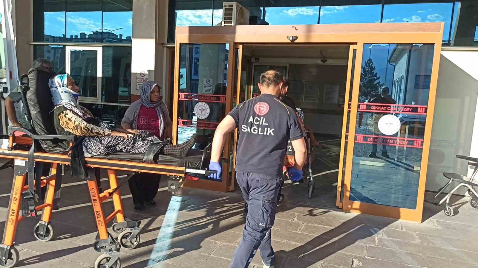 Hafif ticari araç otomobille çarpıştı: 4 yaralı