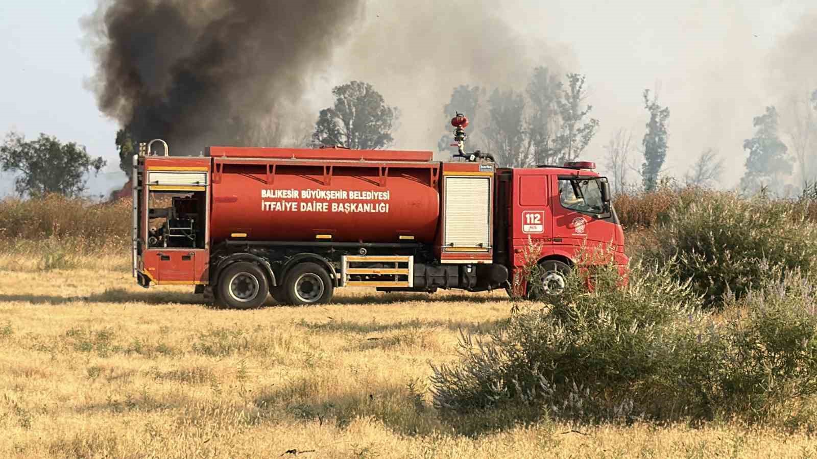 Edremit’te sazlık alanda yangın