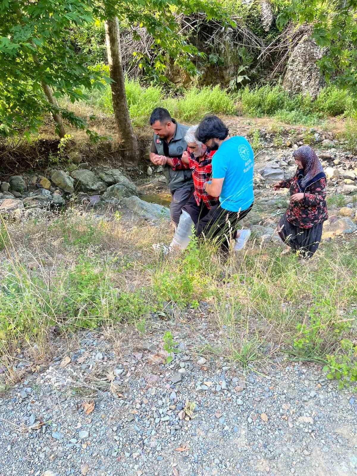 Kozan’da kayalıklardan düşen şahsı orman ekipleri kurtardı