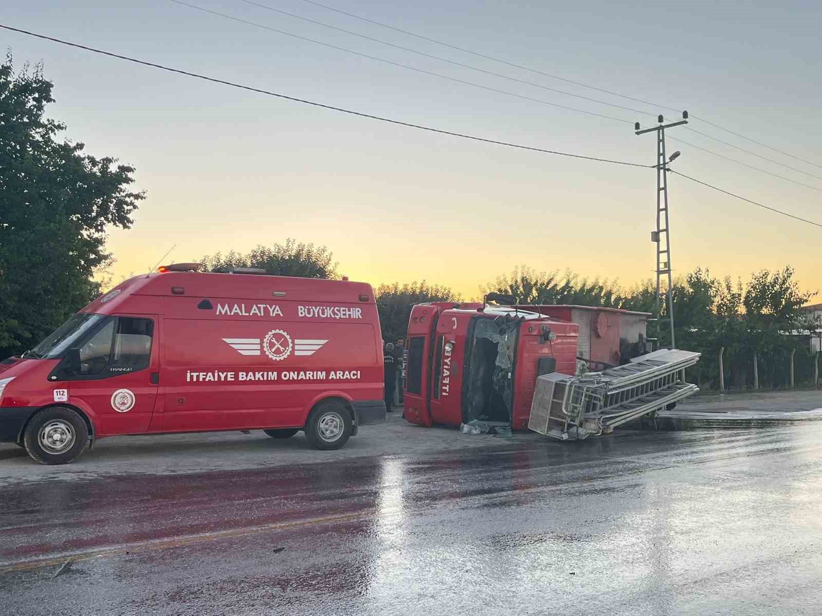 Malatya’da yangın ihbarına giden itfaiye aracı devrildi: 3 yaralı