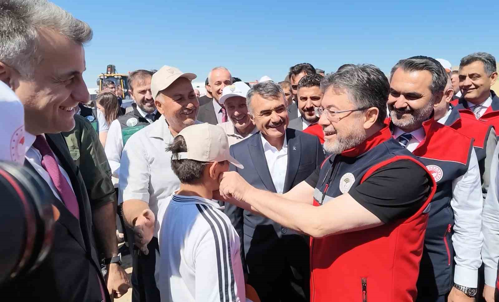 Bakan Yumaklı’dan elini öpmek isteyen çocuğa esprili cevap