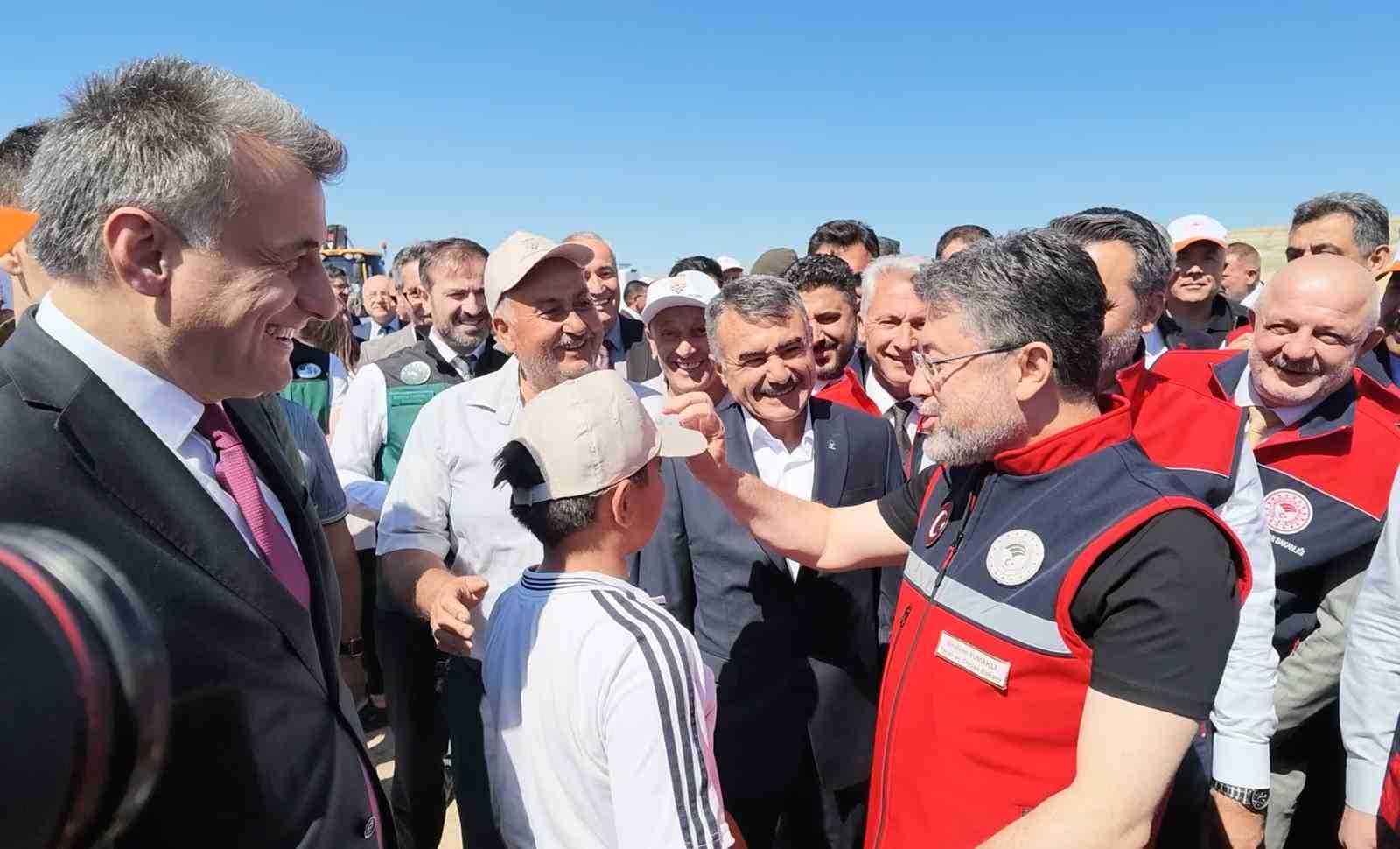 Bakan Yumaklı’dan elini öpmek isteyen çocuğa esprili cevap