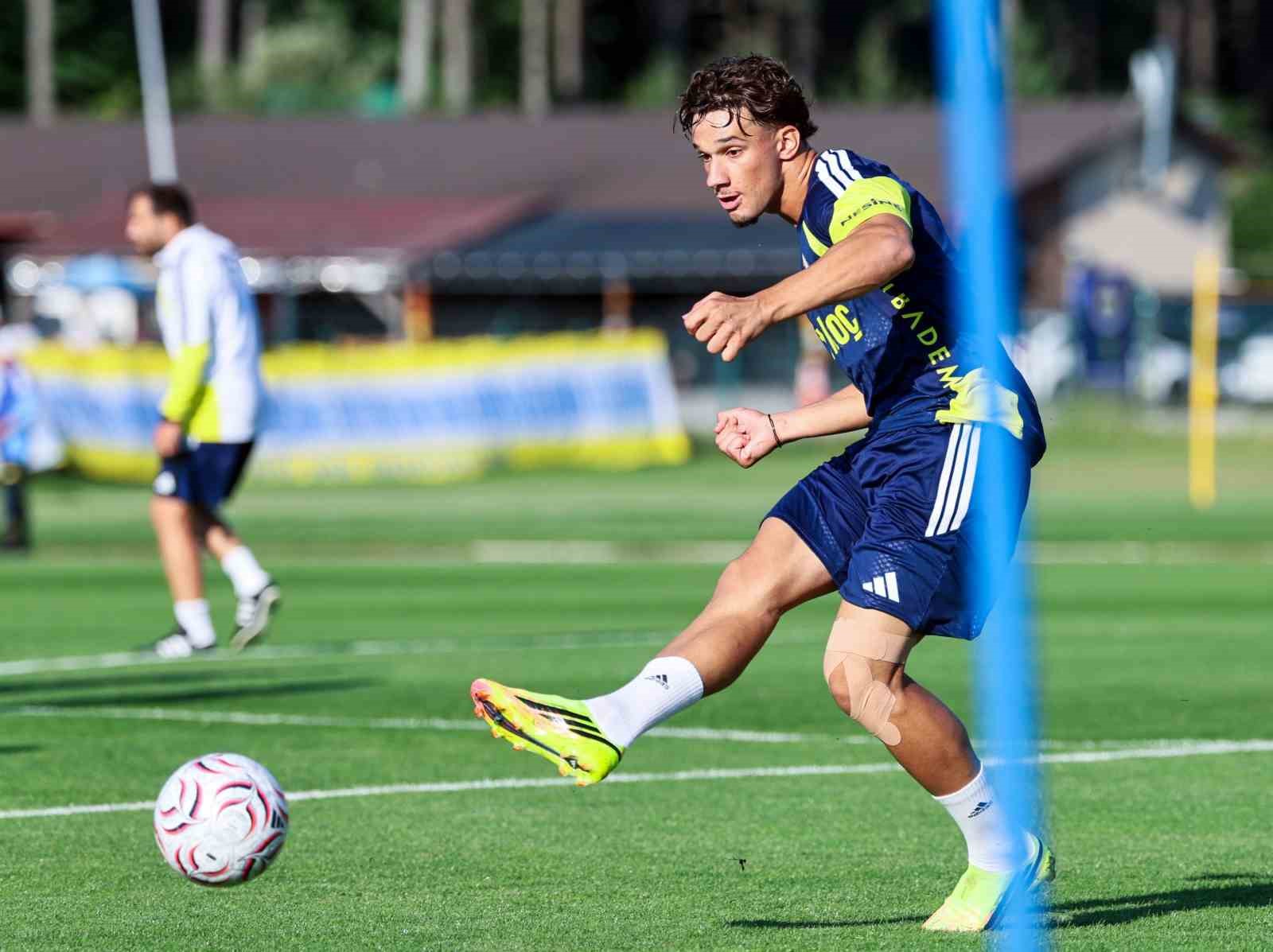 Fenerbahçe, önce salonda sonra sahada çalıştı