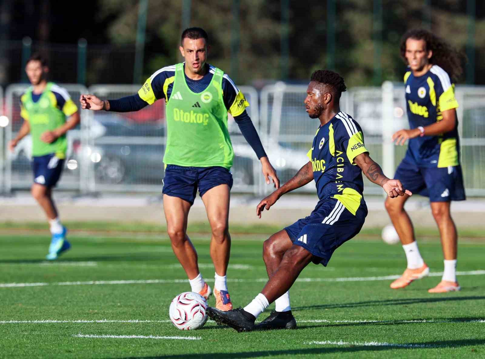 Fenerbahçe, önce salonda sonra sahada çalıştı