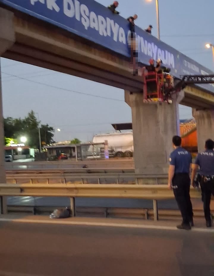 Yarı çıplak şahıs üst geçitte asılı bulundu