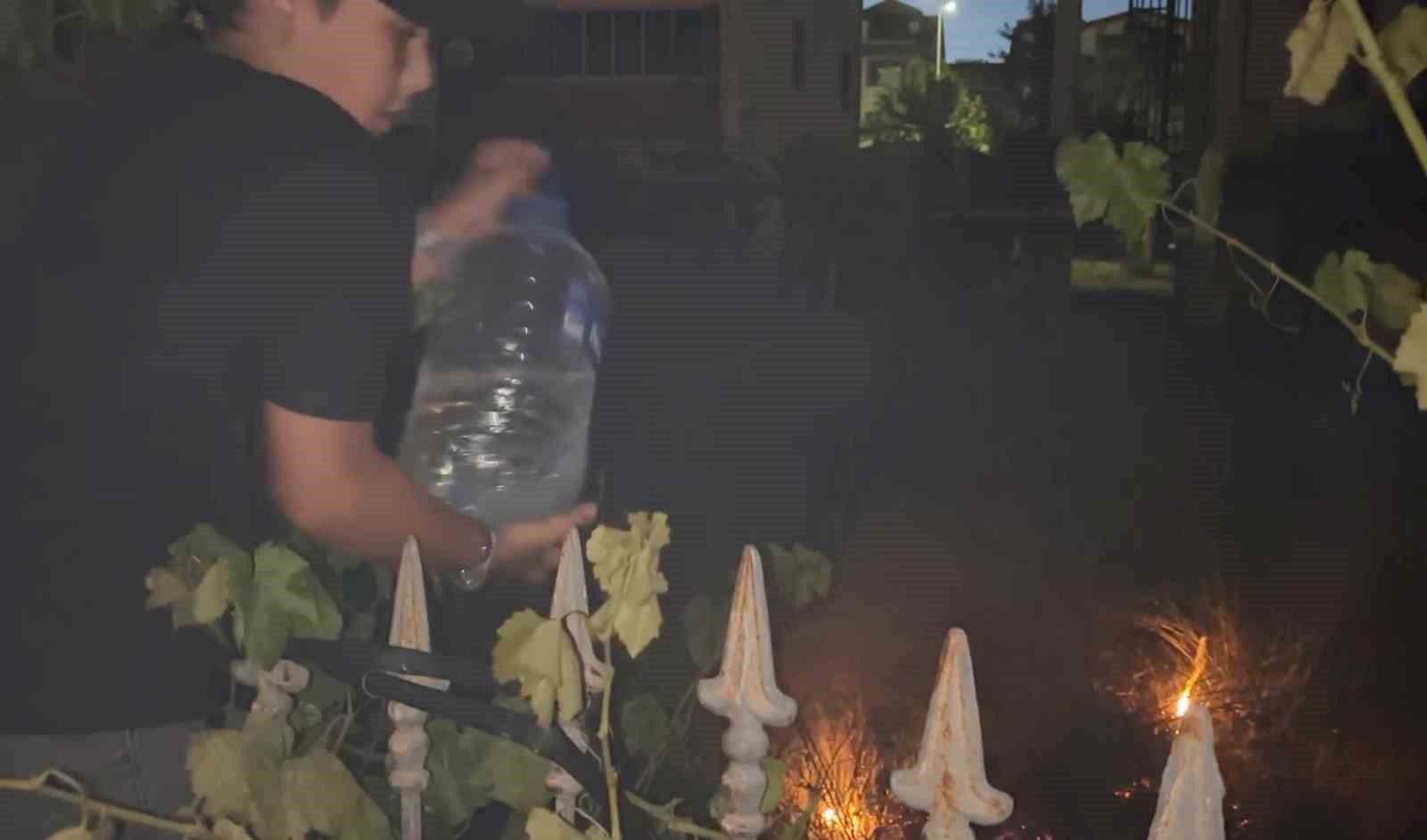 Çocukların su bidonlarıyla yangına müdahalesi kamerada