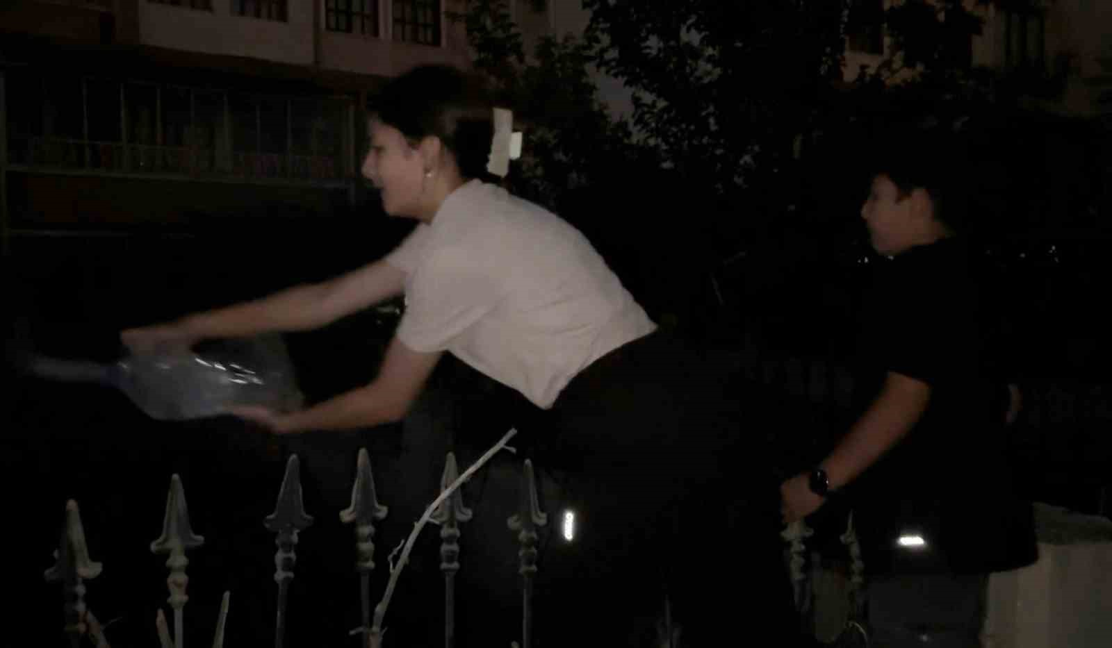 Çocukların su bidonlarıyla yangına müdahalesi kamerada