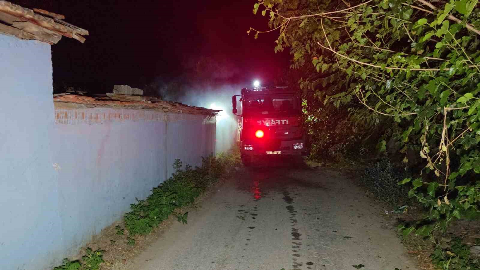 Odunlukta çıkan yangın eve sıçradı
