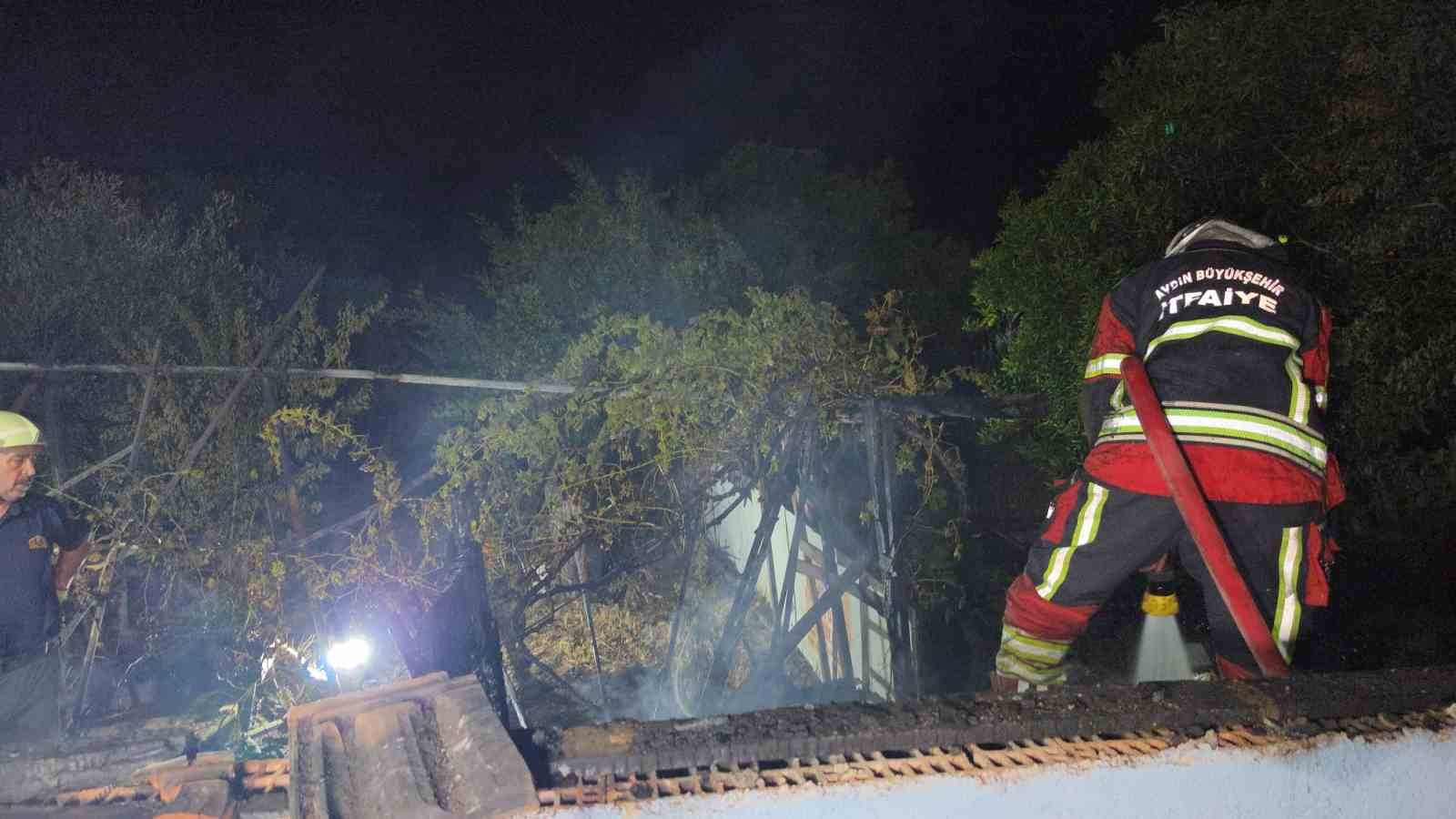Odunlukta çıkan yangın eve sıçradı