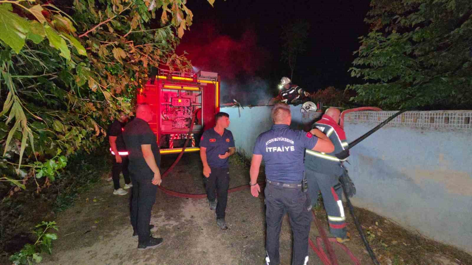 Odunlukta çıkan yangın eve sıçradı