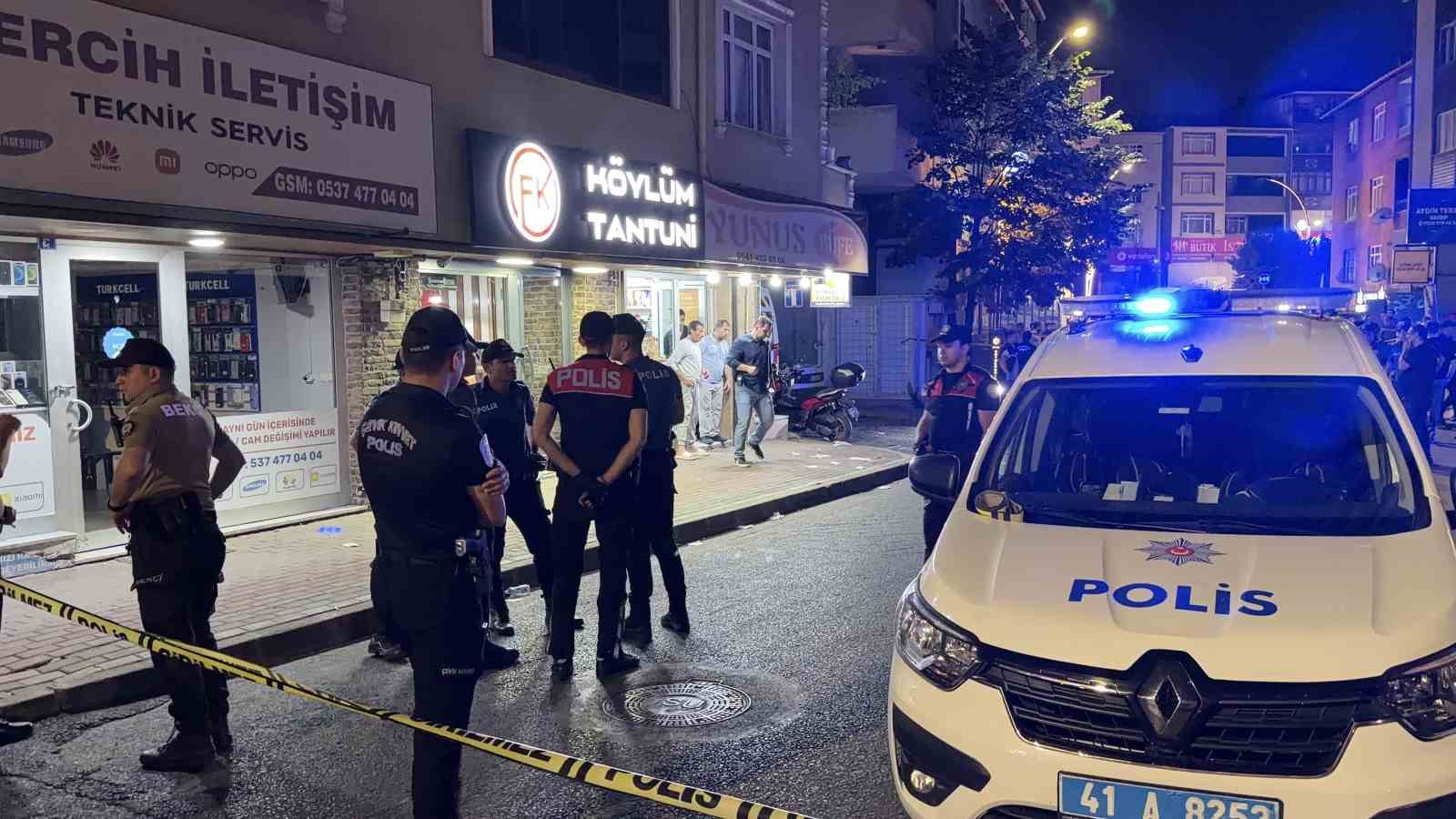 Sokak ortasında silahlı kavga: 1’i yoldan geçen vatandaş olmak üzere 3 kişi yaralandı