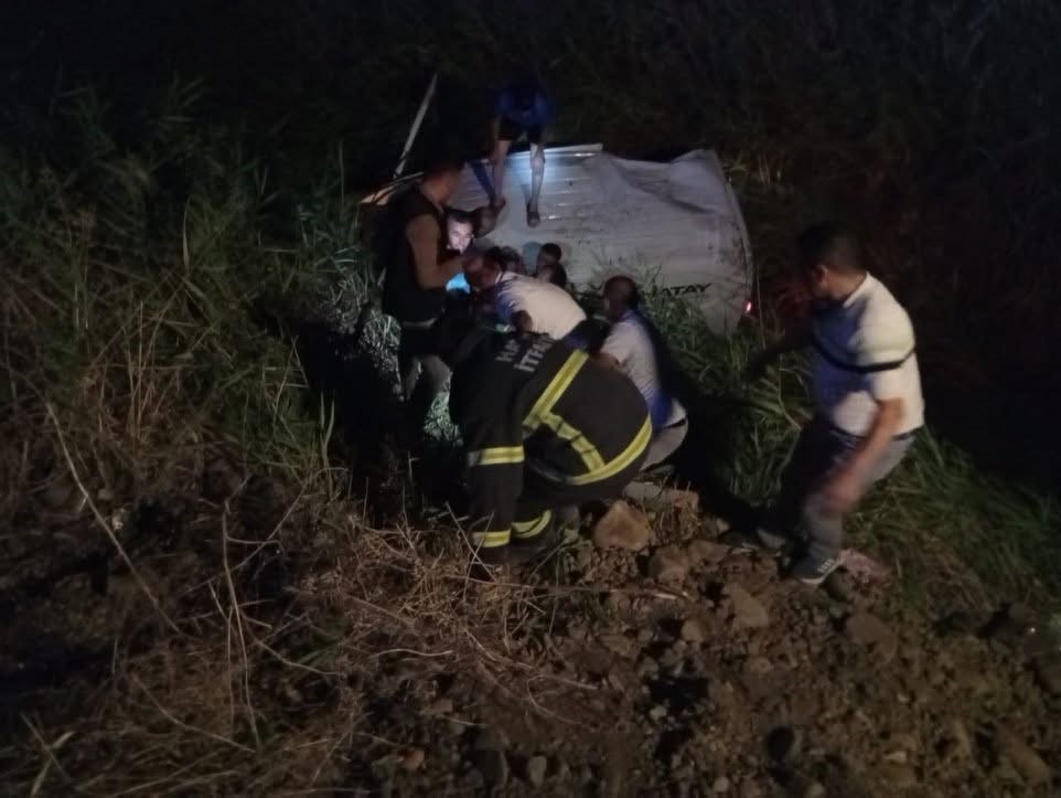Kırıkhan’da kamyonet şarampole uçtu:  3 yaralı