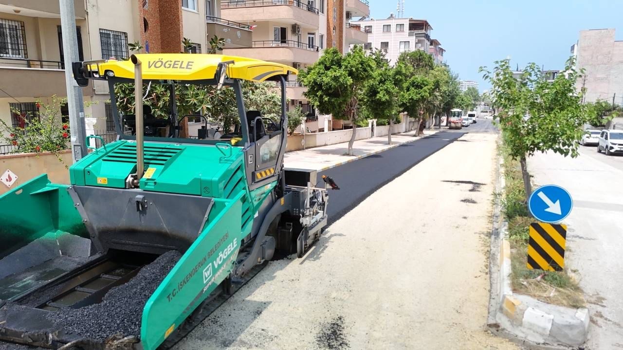 İskenderun Belediyesi, bir haftada 4 bin 768 ton sıcak asfalt serimi gerçekleştirdi