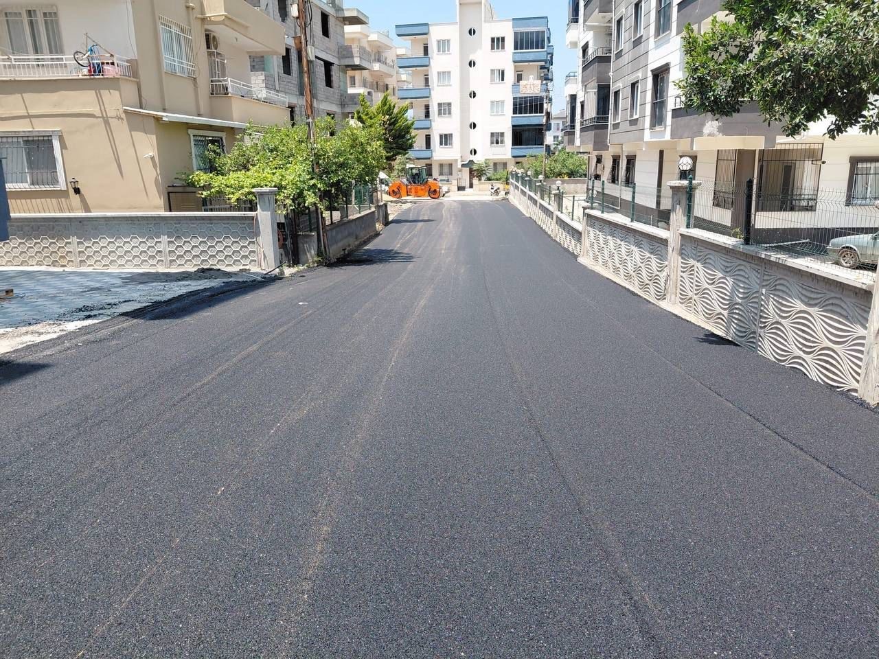 İskenderun Belediyesi, bir haftada 4 bin 768 ton sıcak asfalt serimi gerçekleştirdi
