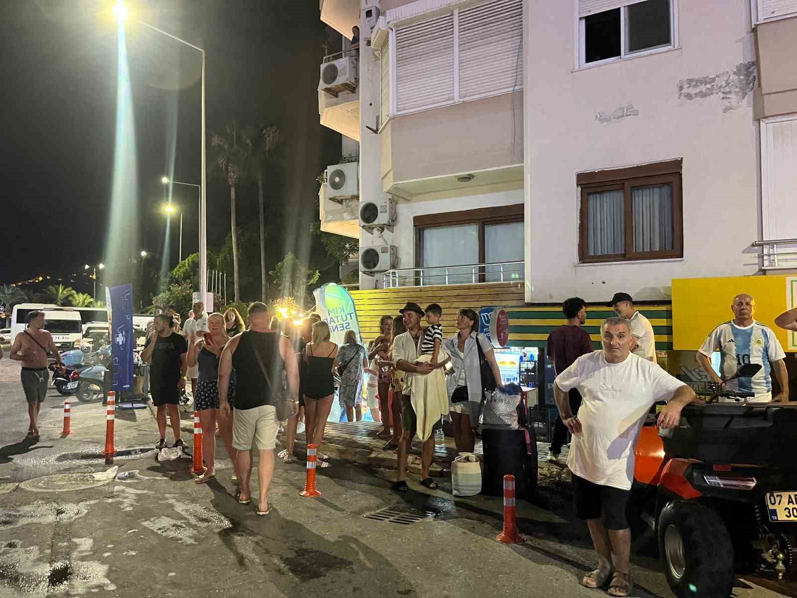 Alanya’da otelin çatı katında yangın: Konaklayan misafirler tedbir amaçlı tahliye edildi