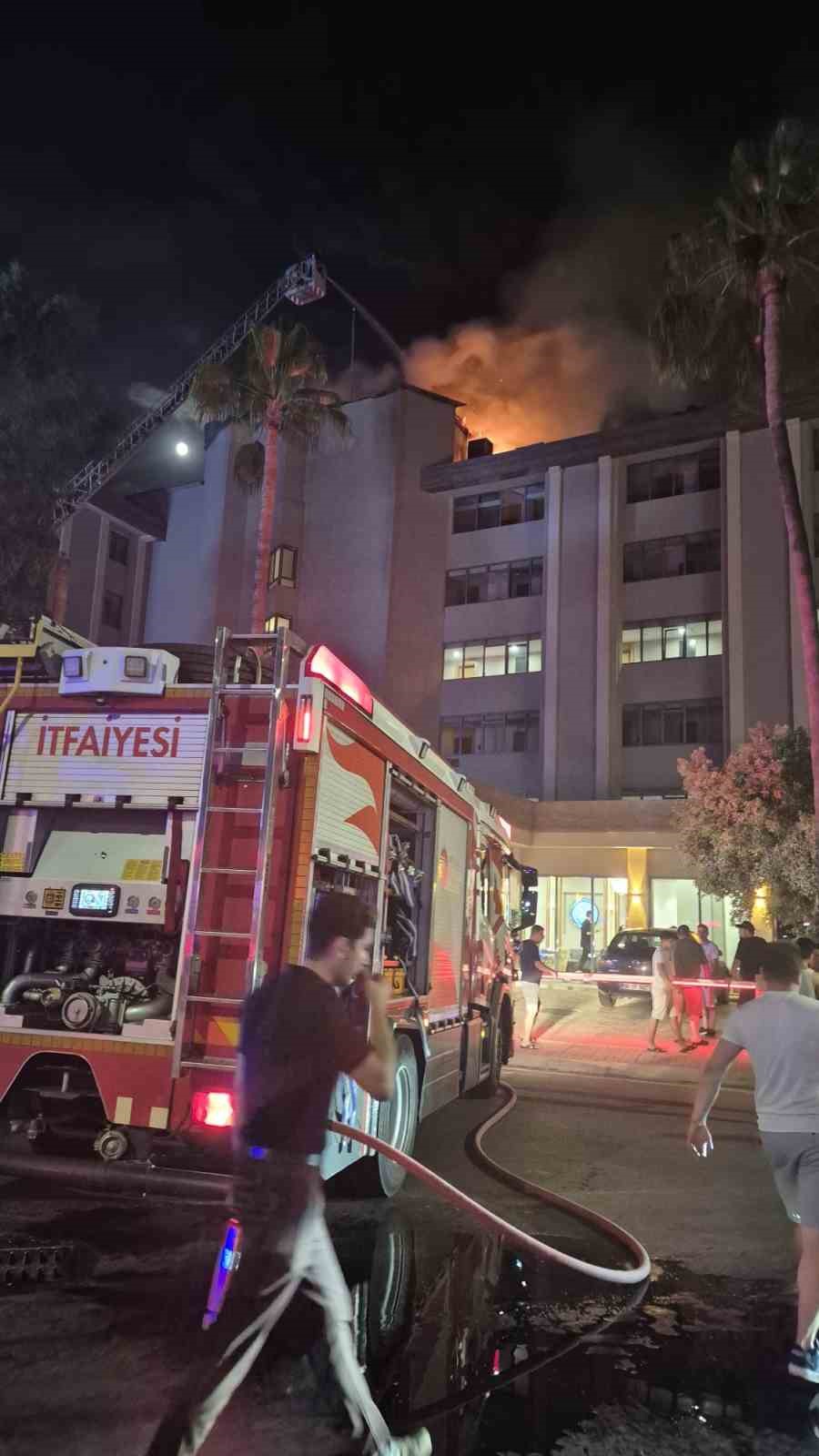 Alanya’da otelin çatı katında yangın: Konaklayan misafirler tedbir amaçlı tahliye edildi
