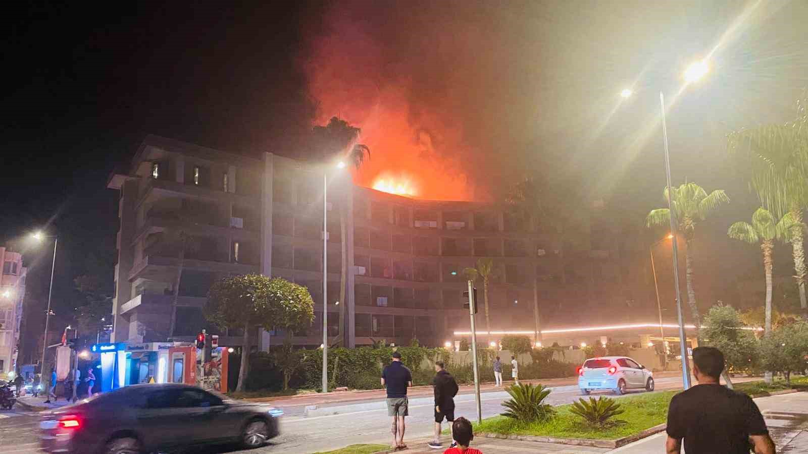 Alanya’da otelin çatı katında yangın: Konaklayan misafirler tedbir amaçlı tahliye edildi