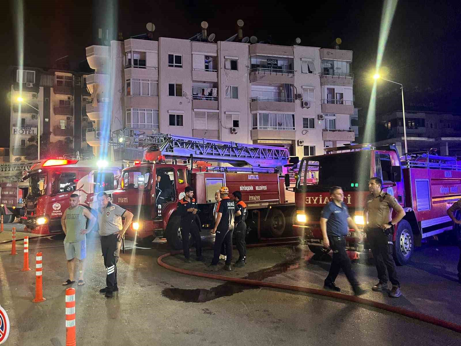 Alanya’da otelin çatı katında yangın: Konaklayan misafirler tedbir amaçlı tahliye edildi