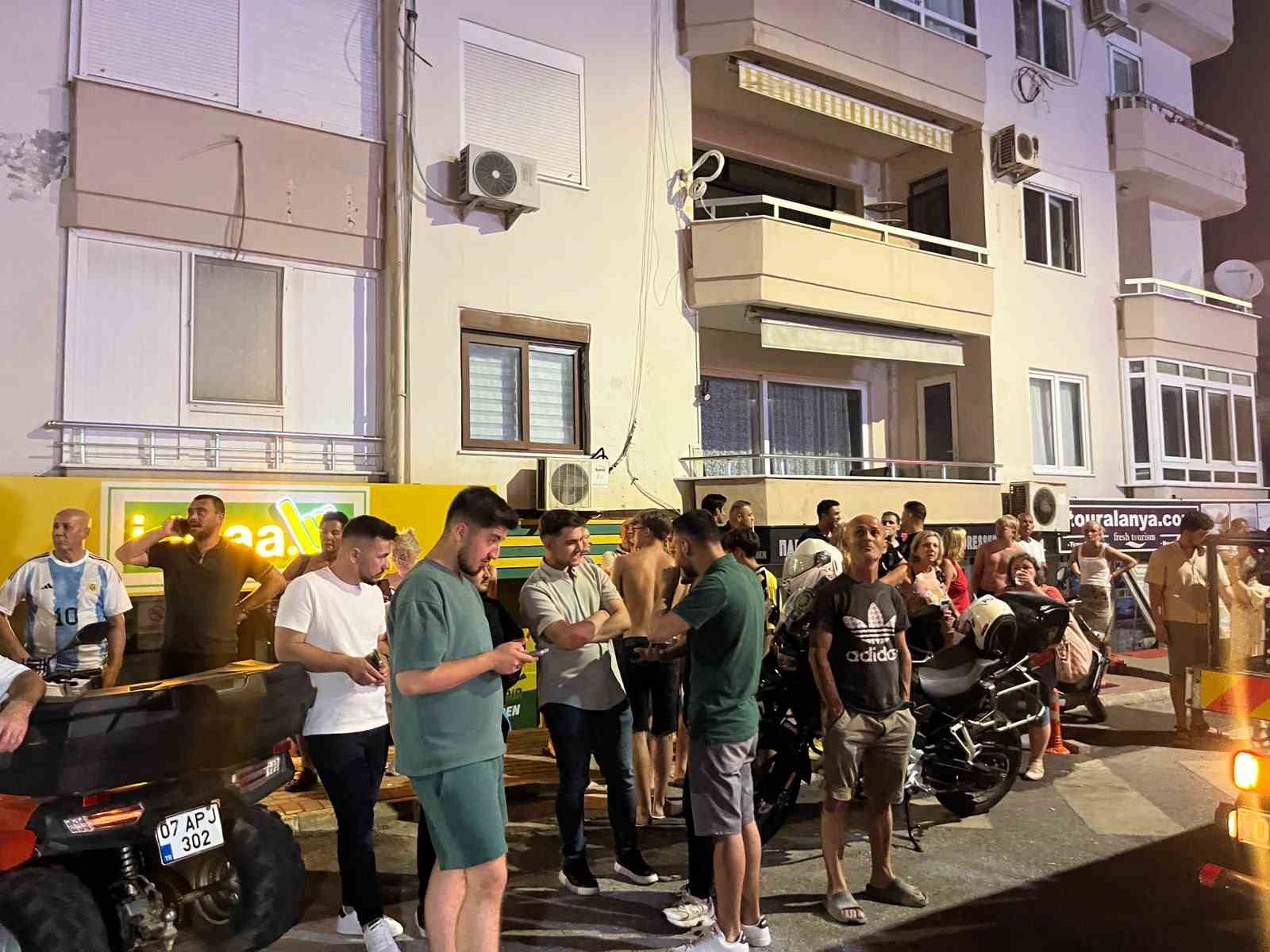 Alanya’da otelin çatı katında yangın: Konaklayan misafirler tedbir amaçlı tahliye edildi